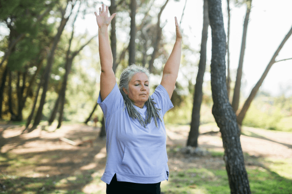 Beneficios del Grounding para los adultos mayores