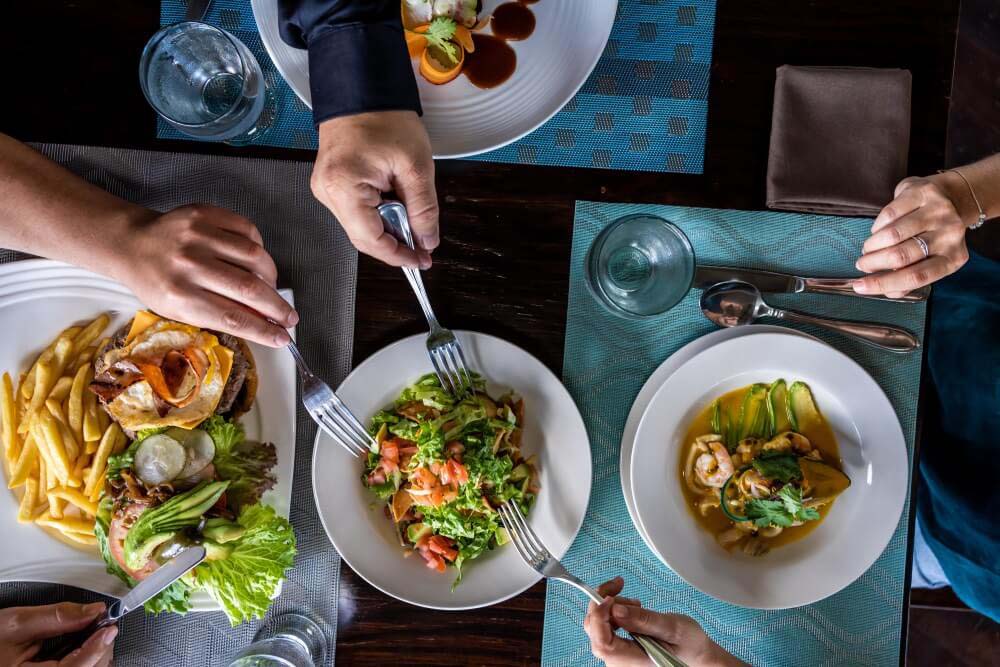 Mindful dining en vacaciones: cómo elegir restaurantes que alimentan cuerpo y mente durante tus viajes