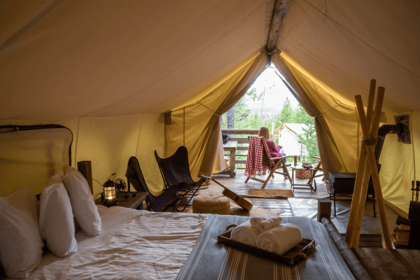 Glamping y hospedaje no convencional: turismo sostenible con confort