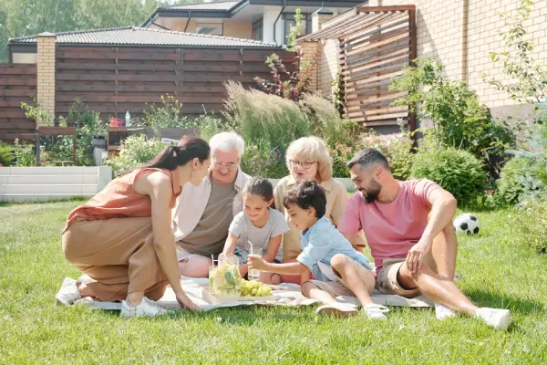 Espacios de conexión familiar: beneficios de tener un espacio verde en casa