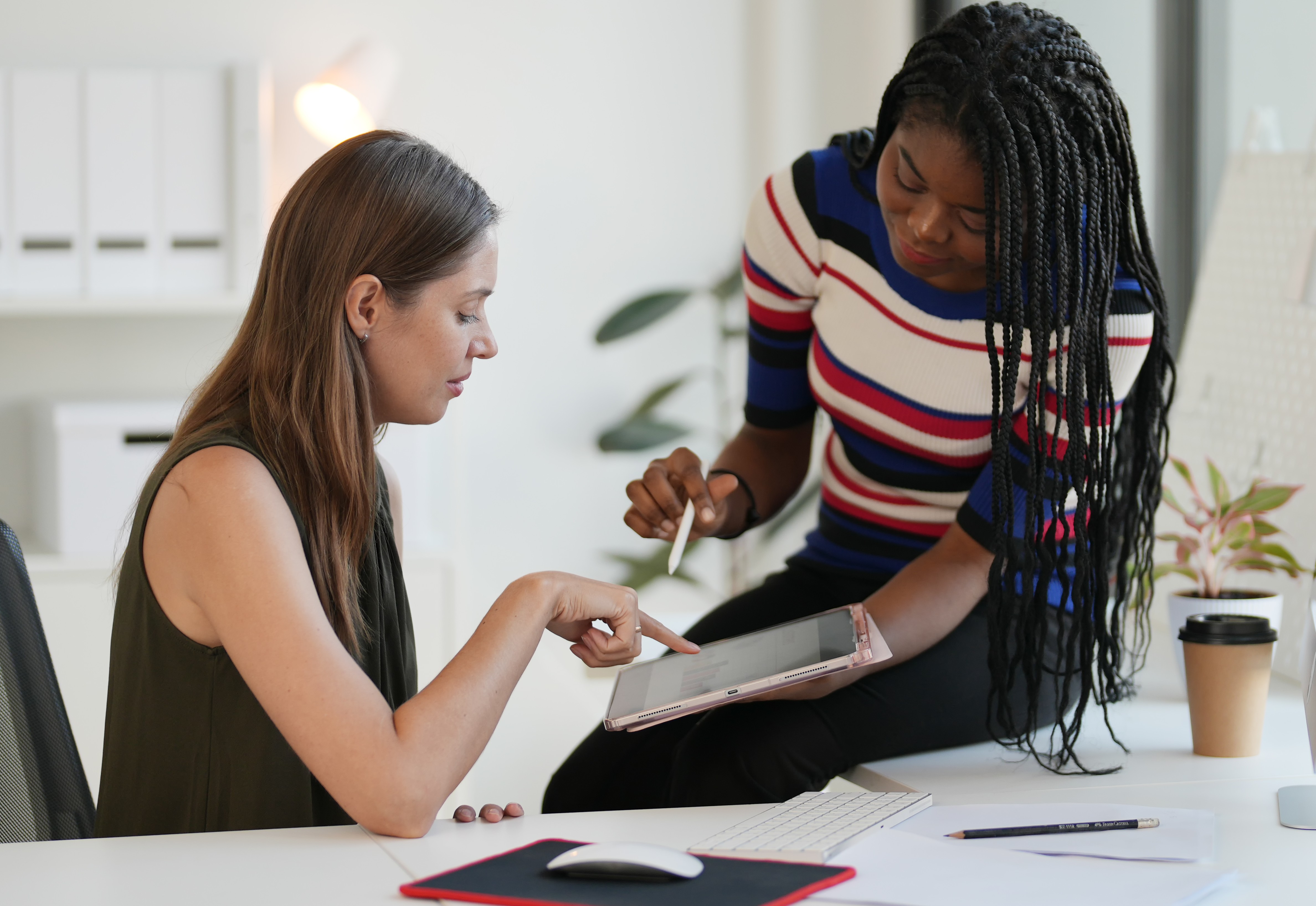 Tendencias 2025: mujeres creadoras que lideran redes sociales en Colombia