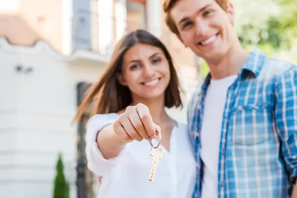 Cómo ahorrar para comprar vivienda desde los 18 años en Colombia