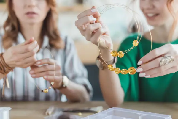 Tendencias de mercado 2025 para mujeres emprendedoras en el mundo de los accesorios en Colombia