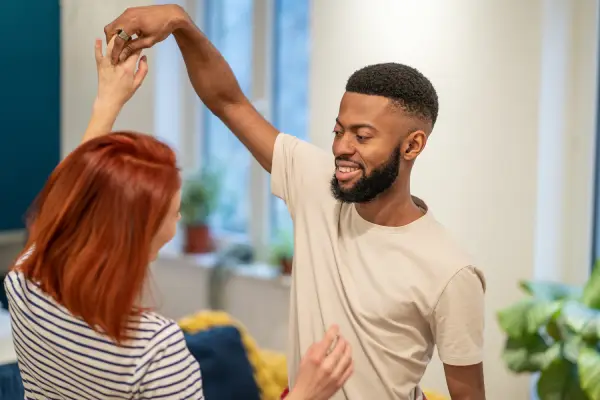 Cuerpo en movimiento, mente en equilibrio: El poder del baile en tu bienestar