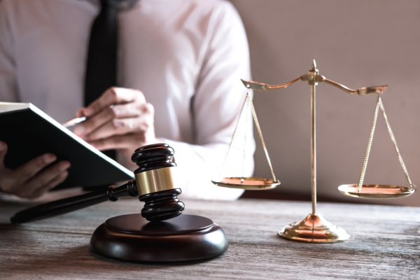¿Qué leyes y regulaciones tiene una empresa?