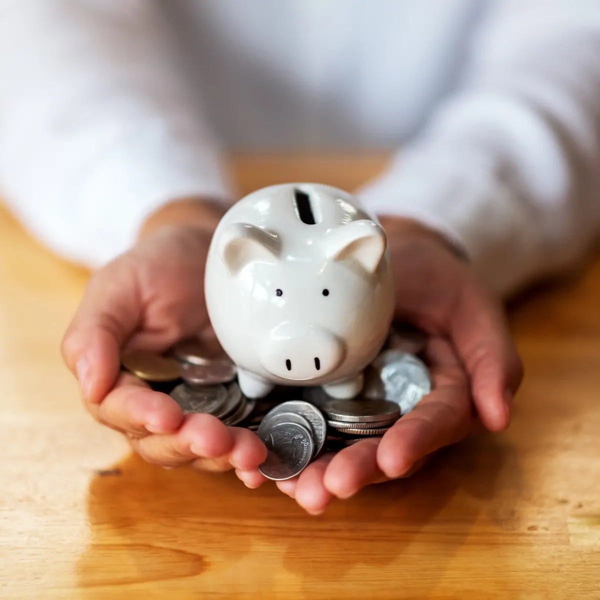 Ahorrar e invertir: decisiones pequeñas que pueden cambiar tu estabilidad financiera