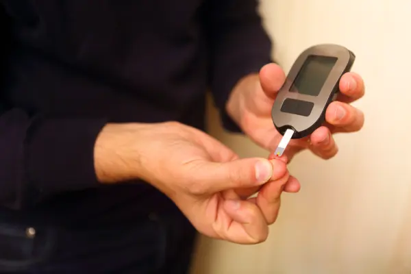 Glucómetro portátil, esencial para el control diabético