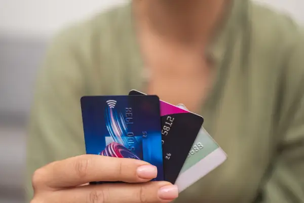 Trucos para eliminar cuotas de manejo en tarjetas débito y crédito en Colombia