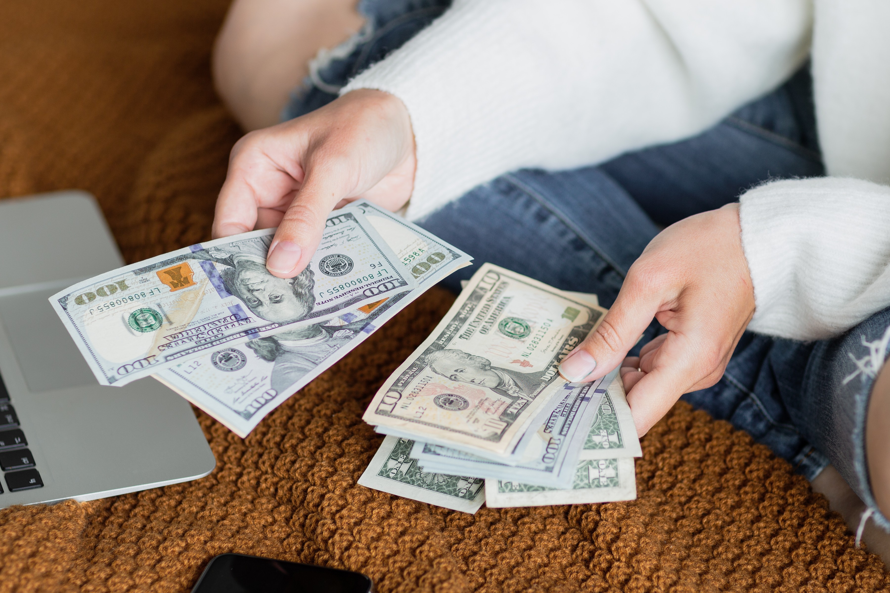 Minimalismo financiero: ahorra, paga deudas y vive con propósito