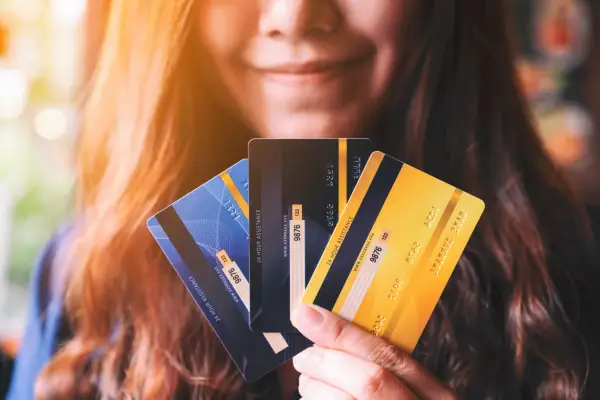 Trucos para tener tarjetas de crédito siendo mujer universitaria en Colombia