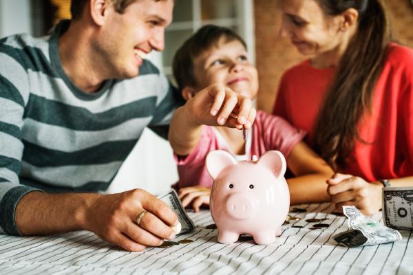 Cómo enseñar a tus hijos sobre el manejo del dinero