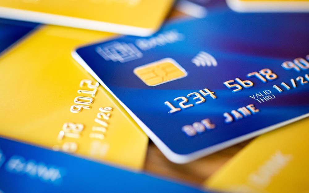 ¿Tarjetas de crédito o débito? Aprende a usarlas a tu favor