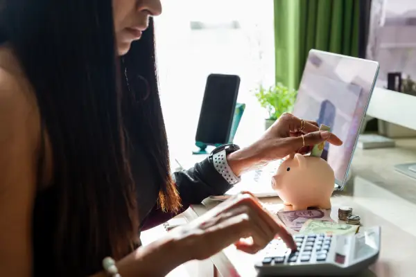 Trucos financieros para mujeres jóvenes que inician su vida laboral en Colombia