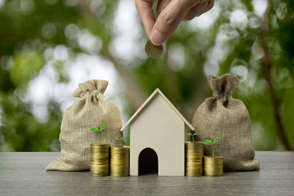 Ahorro para el pago inicial de una casa con un ingreso limitado