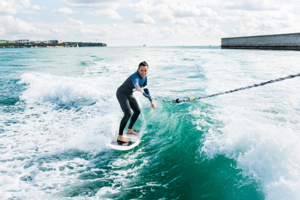 Los deportes acuáticos y actividades como el paddle surf, kayak, y el wakeboarding