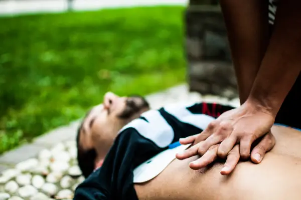 Capacítate en primeros auxilios y reanimación cardiopulmonar con Coomeva