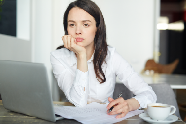 ¿Cómo influyen las emociones en las decisiones financieras?