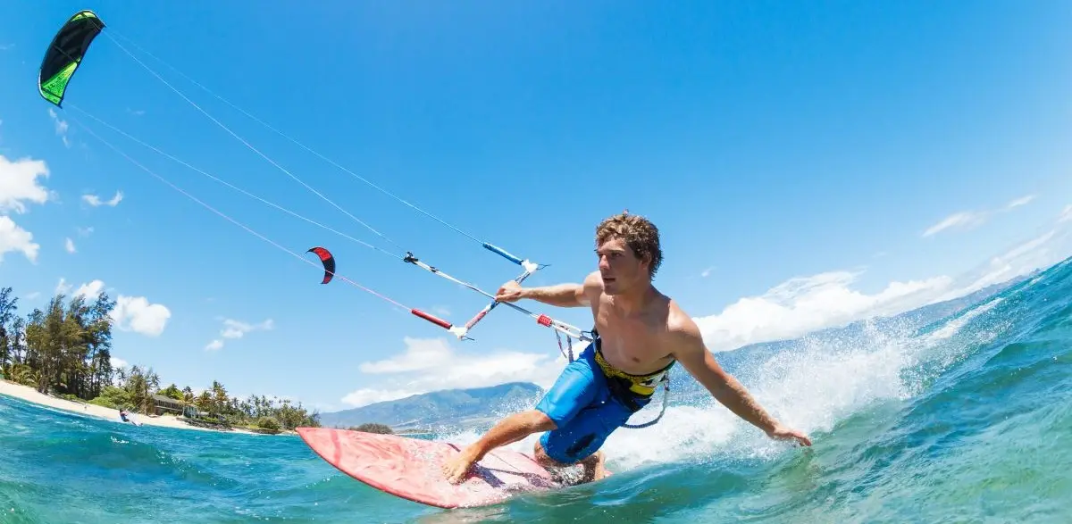 Kitesurf: qué es y cómo empezar en este deporte extremo