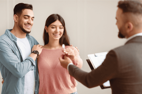 Cómo comprar casa con tu pareja si ambos están iniciando en la vida laboral