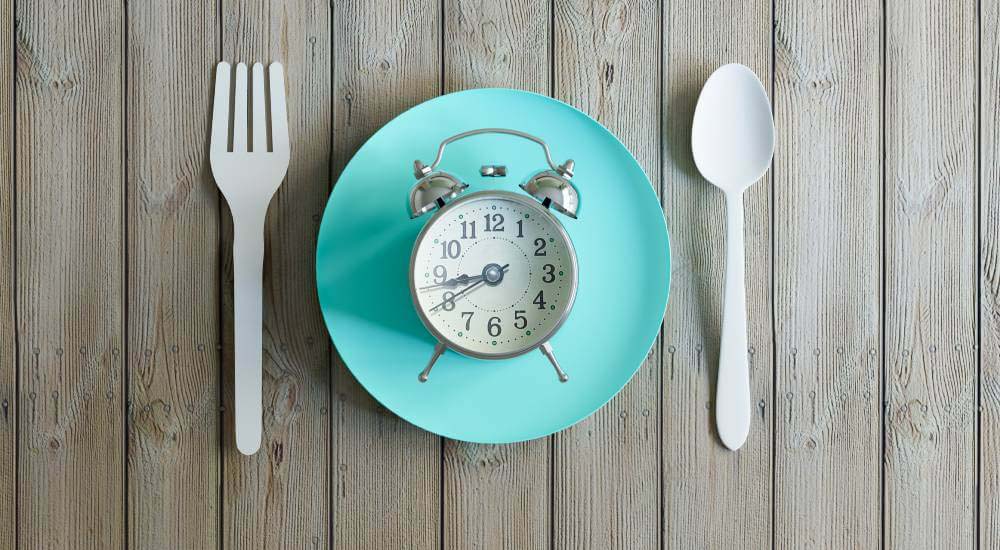 Beneficios del ayuno intermitente en la claridad mental y el estado de ánimo