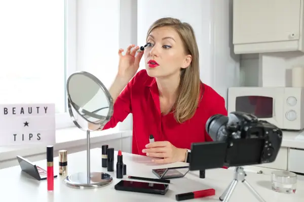 Tendencias del maquillaje en Colombia 2025: natural, consciente y digital