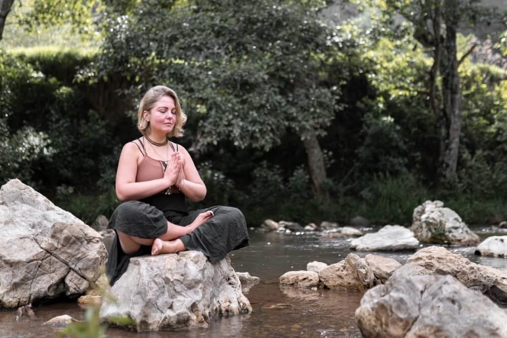 yoga y meditación en entornos naturales