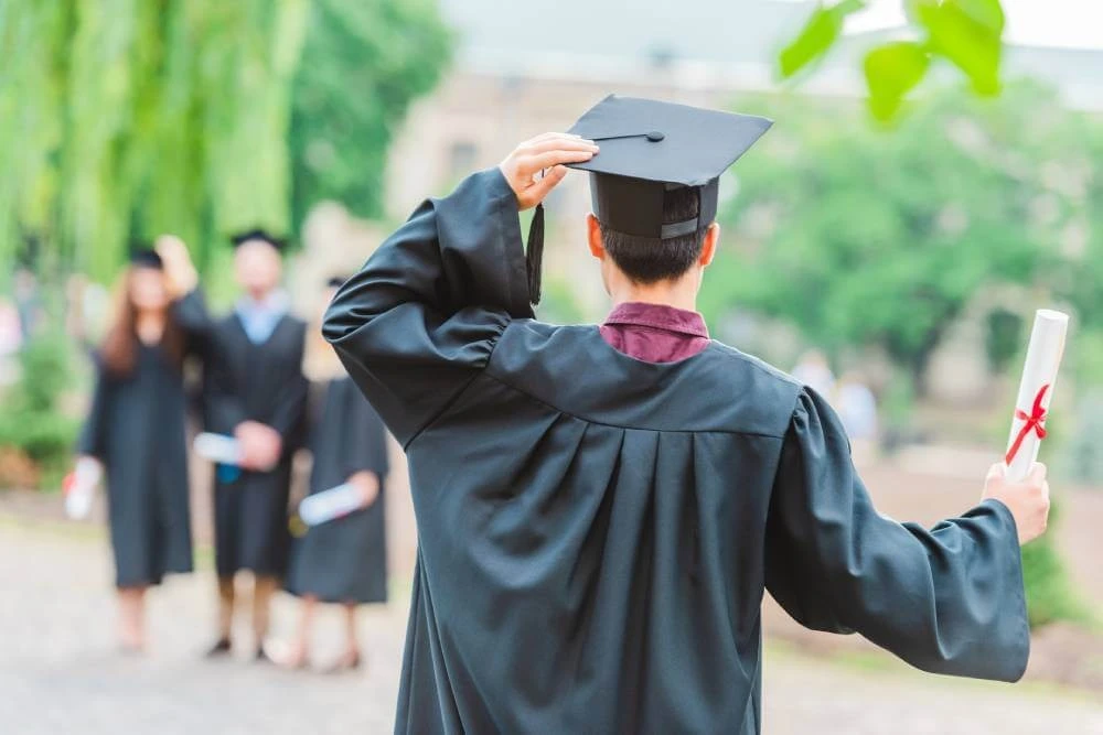 Bootcamps vs. Maestrías: ¿qué conviene más para tu carrera profesional?