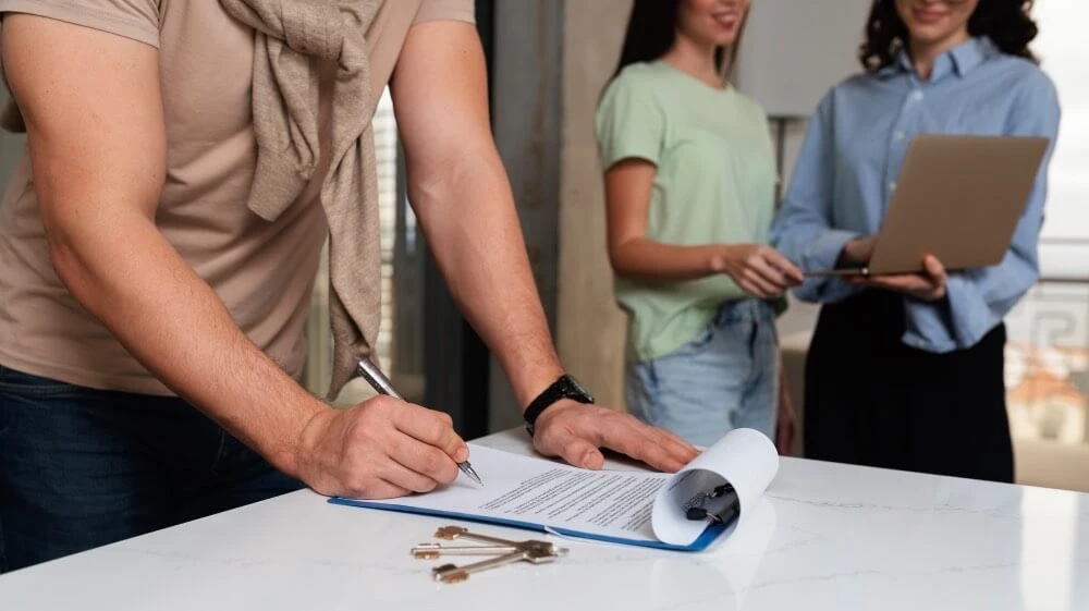 Cómo adquirir vivienda en Colombia aprovechando un contrato a término indefinido y beneficios extralegales