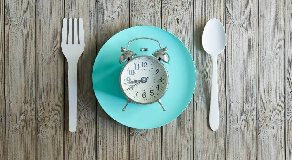 Beneficios del ayuno intermitente en la claridad mental y el estado de ánimo