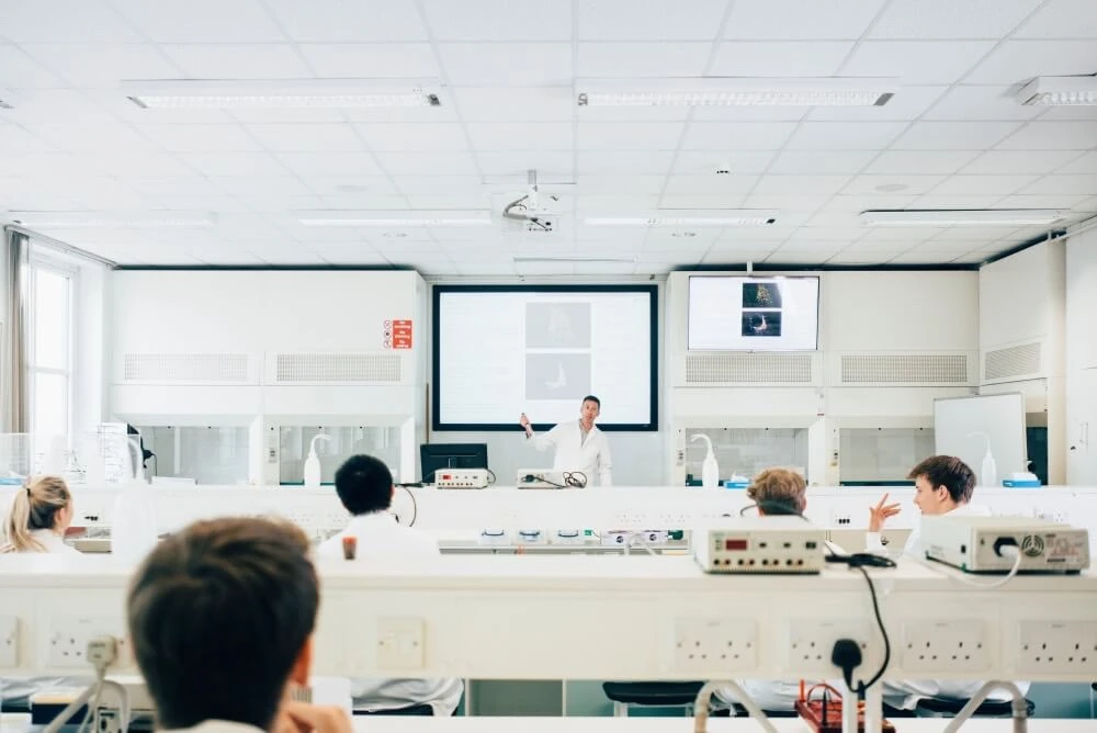 Educación del futuro: realidades y oportunidades de la realidad aumentada, metaverso y gamificación en Colombia