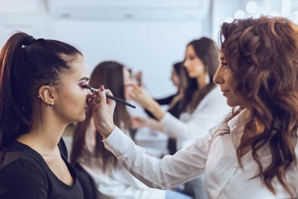 Tendencias de Mercado en la Industria del Maquillaje en Colombia: Belleza, Inclusión y Tecnología