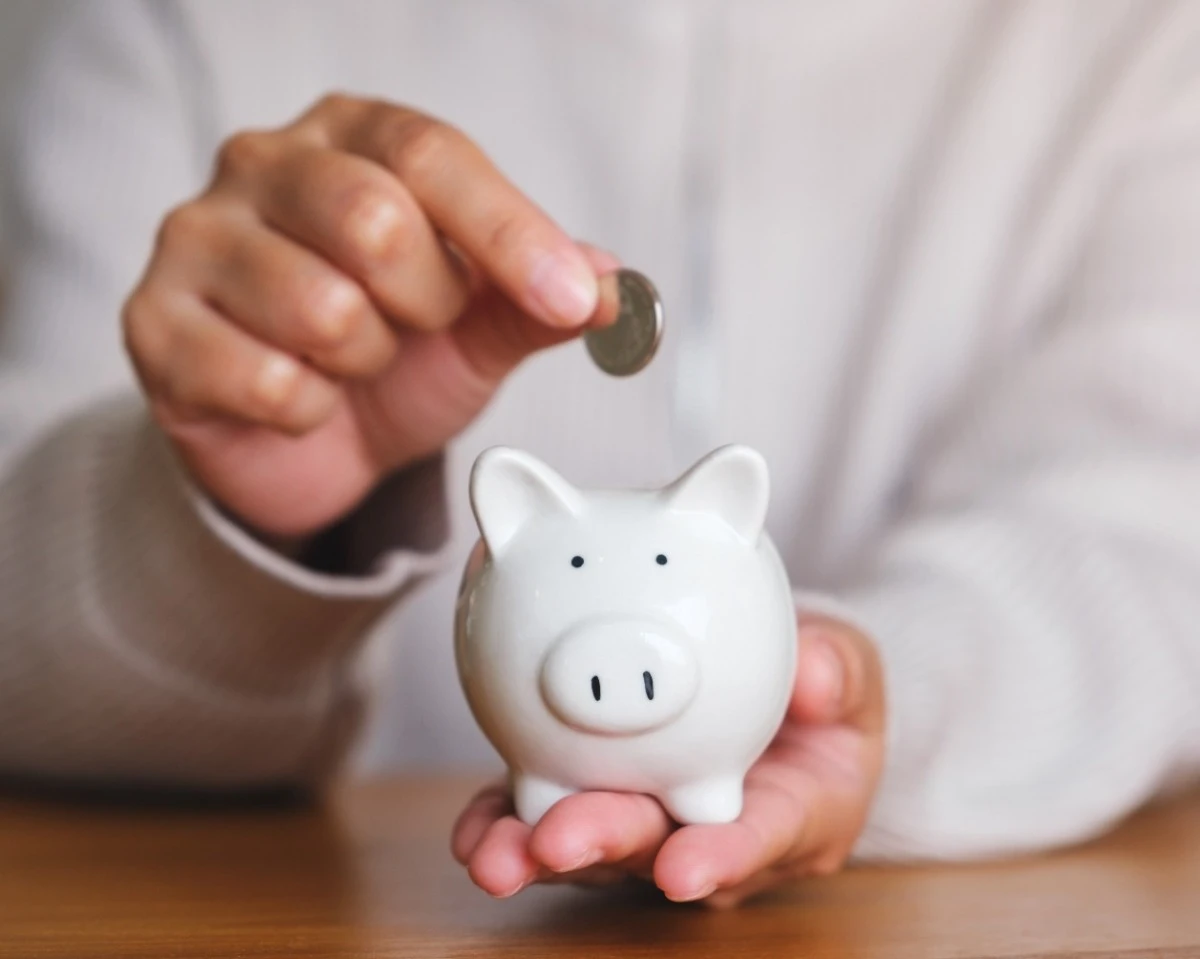 Ahorrar e invertir: decisiones pequeñas que pueden cambiar tu estabilidad financiera